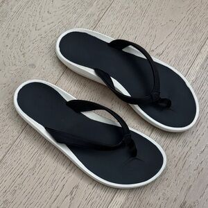 OluKai Pi’oe Black and White Women's Beach Sandals